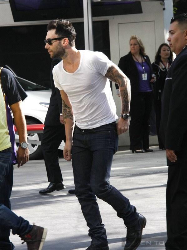 Cách phối áo phông trắng của Beckham và Adam Levine 12