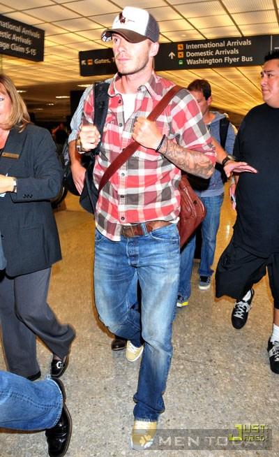 David Beckham arrives at a Washington D.C. airport sans wife Vicky-B but accompanied by three bodyguards on Thursday (August 20, 2009).