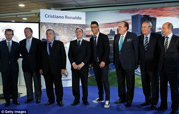 Ronaldo - Quý ông lịch lãm và sành điệu ký hợp đồng mới