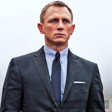 Học cánh phối cravat lịch lãm như James Bond
