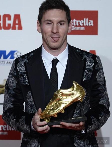 Messi diện vest hoa đi nhận giải Chiếc giày vàng châu Âu