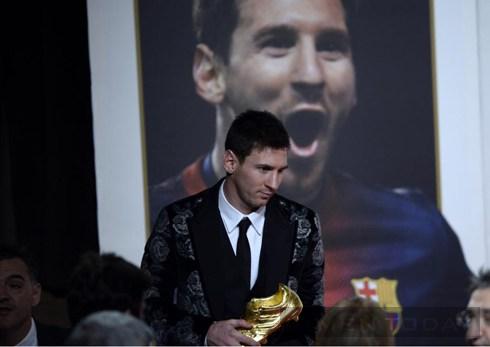 Messi diện vest hoa đi nhận giải Chiếc giày vàng châu Âu