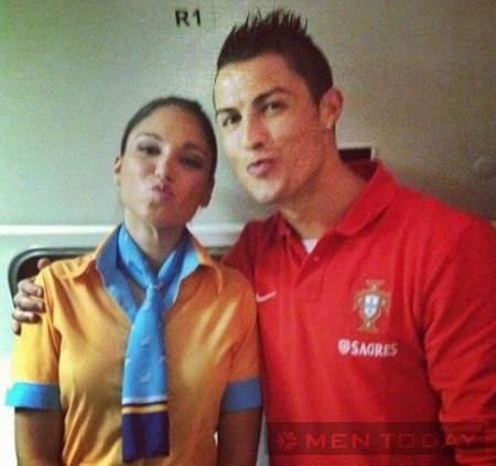 Cristiano Ronaldo đơn giản và nam tính khi đưa con đi học