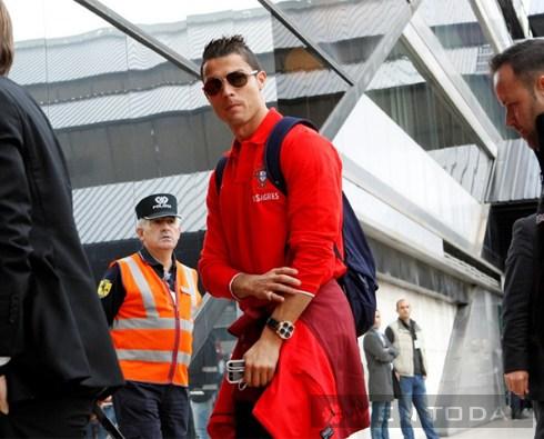 Cristiano Ronaldo đơn giản và nam tính khi đưa con đi học