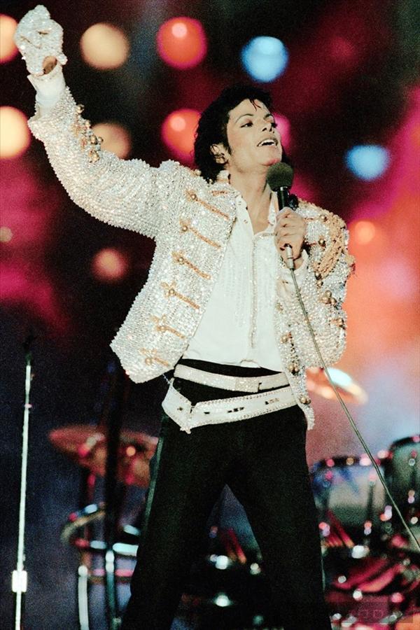 Những khoảnh khắc thời trang ấn tượng của Michael Jackson