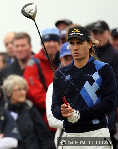Một Golfer với chiếc sweater họa tiết argyle (quả trám) đặc trưng